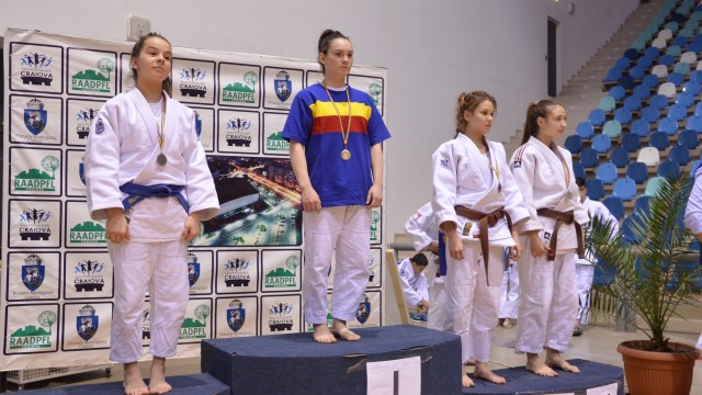La categoria 48 de kilograme au urcat pe podium trei sportive din Craiova: Theodora Bleaju (locul 1), Andreea Vrejoiu şi Alexandra Ganea (ambele locul 3) - (foto: Lucian Anghel)
