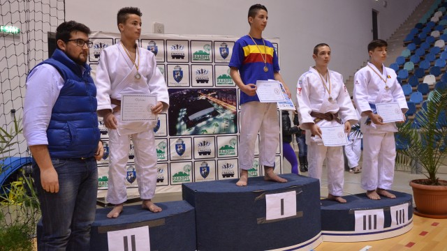 Craioveanul Robert Pasăre (al doilea din stânga) a obţinut locul doi