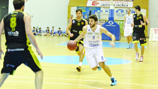 Marko Boltic (la minge) și-a coordonat bine colegii, iar SCM-U a obținut o victorie concludentă (Foto: Claudiu Tudor)