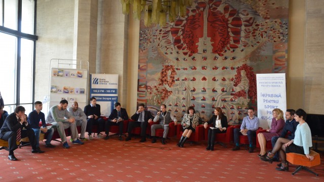 Sportivii de la SCM-U Craiova (Travis Bureau, Szabolcs Șanta și Laurențiu Lică) au luat parte la dezbaterea „Cartea, sănătatea și mișcarea, la doi pași de tine” (foto: Lucian Anghel)