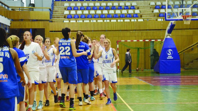 Indiferent cine va fi director la SCM, baschetbalistele craiovene își doresc să fie tratate cu mai mult interes. În ceea ce privește partea financiară, ele sunt probabil singurele sportive din club al căror salariu este mai mic decât al directorului (Foto: Lucian Anghel)