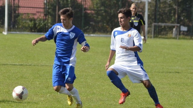 Angelo Iuga (albastru) va îmbrăca tricoul naționalei Under 18 (foto: Alexandru Vîrtosu)