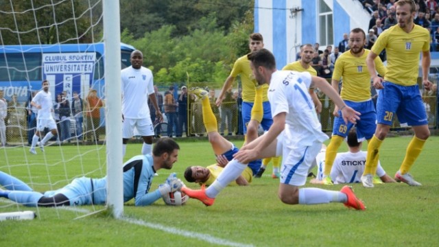 Craiovenii (în alb) vor juca un amical cu FC Caransebeş