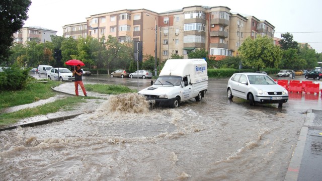 Firmele plătesc apa de ploaie la asociație (Foto: Arhiva GdS)