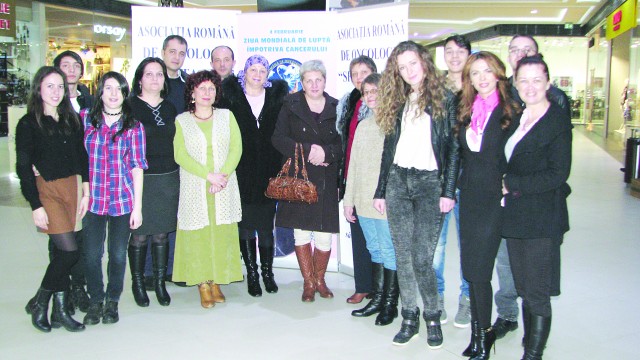 Bolnavii de cancer participă la acţiunile organizate  de Asociaţia de Oncologie „Sfânta Ana“ (Foto: Eugen Măruţă)