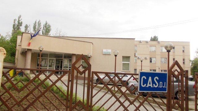 Polițiștii și procurorii au făcut joi o percheziție la Casa de Asigurări de Sănătate Dolj, de unde au ridicat mai multe documente (Foto: Arhiva GdS)