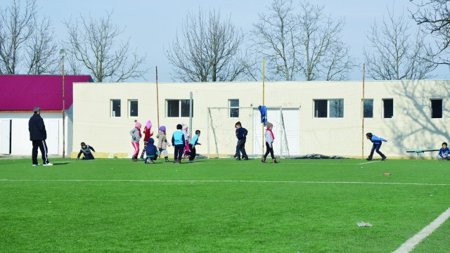 În curtea școlii din satul Poiana există gazon artificial (Foto: Lucian Anghel)