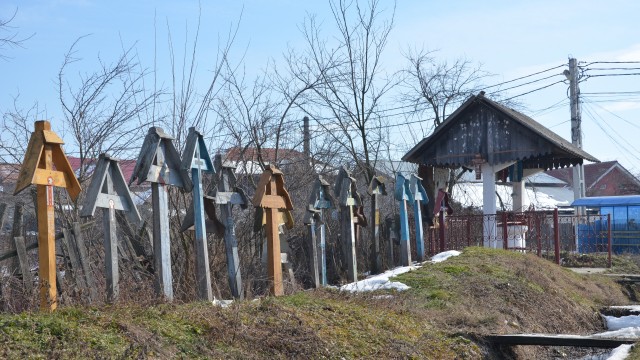 Cruci mai vechi și mai noi pe marginea drumului (Foto: Lucian Anghel)