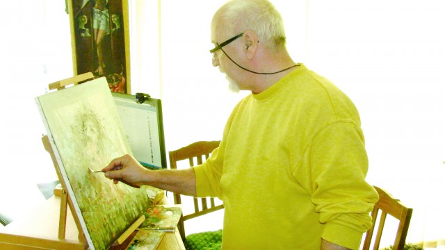 Dan Neamu, la lucru în fața șevaletului (Foto: Traian Mitrache)