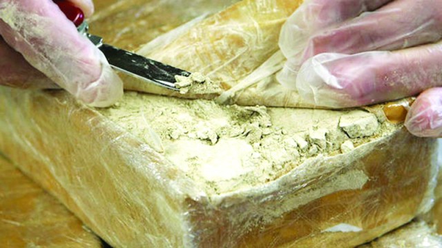  Inculpații au fost prinși în flagrant în timp ce încercau să vândă aproape un kilogram de heroină unui polițist sub acoperire 