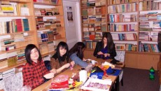 Elevii de la Colegiul "Magheru" din Târgu Jiu confecţionează şi vând an de an mărţişoare pentru a-şi ajuta colegii 
