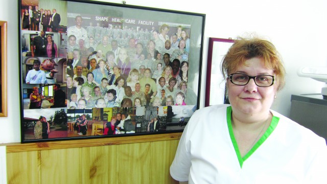 Dalida Mosorescu spune că diferențele dintre sistemul de sănătate românesc și cel american sunt mari. Aceasta are în cabinetul medical un tablou cu fotografii ale colegilor și pacienților din comandamentul militar NATO (Foto: Claudiu Tudor)
