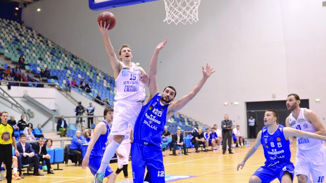 Djordje Micic (la minge) şi colegii săi şi-au revenit prea târziu în partida cu macedonenii (Foto: Lucian Anghel)