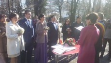 Trei cupluri s-au căsătorit de Ziua Îndrăgostiţilor la Poarta Sărutului din Târgu Jiu