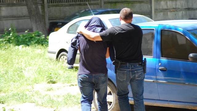 În mai 2010, ofițerii de combatere a criminalității organizate au ridicat mai mulți persoane suspectate că se ocupau cu fraude informatice (Foto: Arhiva GdS)