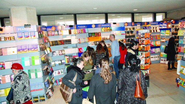 Încă de la primele ore, craiovenii au trecut pragul Târgului Gaudeamus (FOTO: Claudiu Tudor)