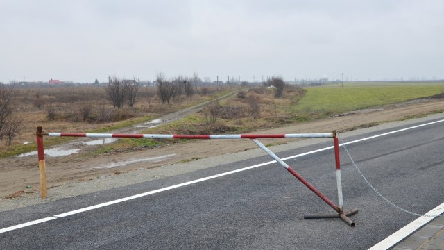 Pe terenurile intravilane din comunele limitrofe Craiovei se percepe onorariu al notarului care perfectează tranzacția și impozit la o valoare ce nu poate fi mai mică de 25 de lei pe metrul pătrat. La extravilan, calculul se face diferențiat între terenurile agricole și cele cu ieșire la drumuri europene și la centuri. (Foto: Arhiva GdS)