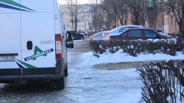 Mulți cetățeni consideră că municipalitatea ar trebui să realizeze mai multe locuri de parcare în cartier, pentru ca mașinile să nu mai fie lăsate pe trotuar (Foto: Anca Ungurenuș)