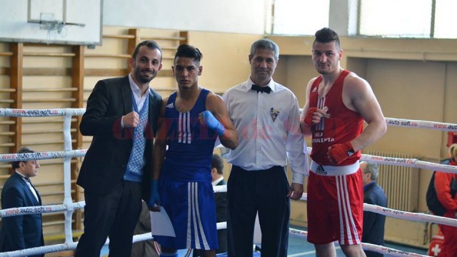 Liviu Stan (stânga), alături de cei doi seniori care au boxat în gală şi de unul dintre arbitrii