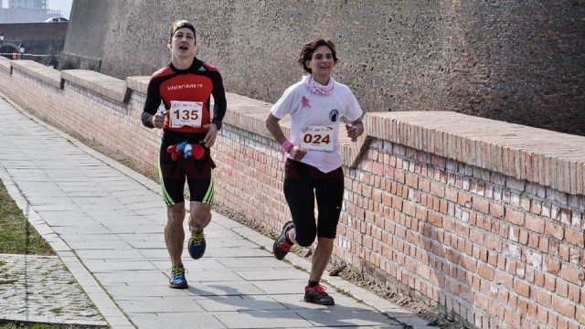 Yolanda Ruiz Pino (în tricou alb) s-a clasat pe locul doi la semimaraton (categoria feminin 35-50 de ani) (foto: Radu Cristi)