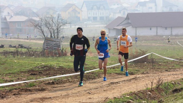 Marius Ionescu (albastru) s-a clasat pe locul doi la semimaraton, în timp ce colegul său de la CSM Craiova, Andrei Ștefana (tricou portocaliu) a câștigat cursa de cros