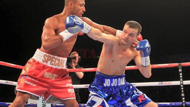 Românul Jo Jo Dan (dreapta) a pierdut meciul cu Kell Brook