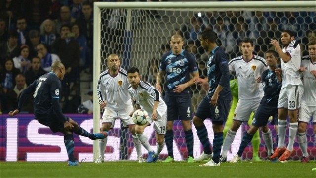 Brahimi (la minge) a deschis "recitalul" lusitanilor în returul cu FC Basel (foto: uefa.com) 