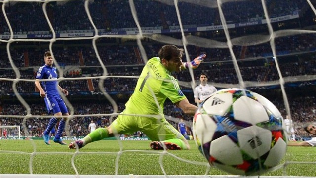 Iker Casillas a scos de patru ori mingea din plasă aseară, dar Realul s-a calificat în sferturile Ligii Campionilor (foto: uefa.com)
