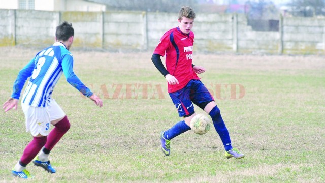 Claudiu Ştefan (la minge) îşi doreşte să-şi pună amprenta mai mult pe jocul echipei CS Podari (Foto: fcpodari.ro)