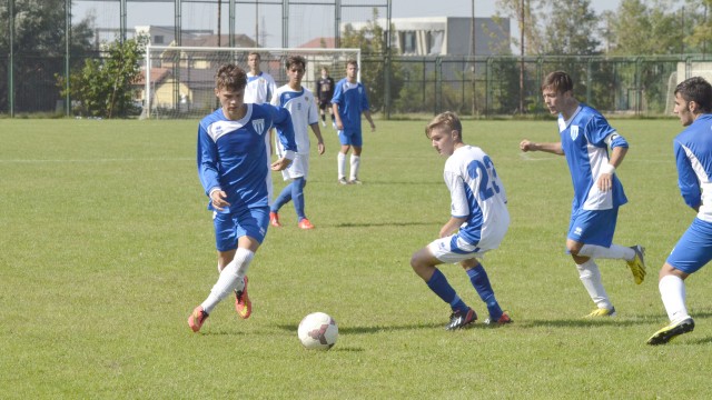 Juniorii de la CSU (albastru) joacă pe terenuri bune doar în deplasare sau când este vreme însorită
