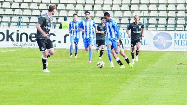 Nuno Rocha (la minge) şi colegii săi găsesc foarte greu drumul spre gol de câteva etape (Foto: Alexandru Vîrtosu)