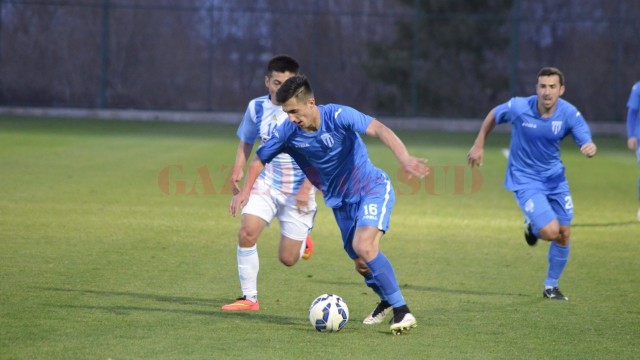 Atacantul CS Universitatea Craiova, Andrei Ivan (la minge), va reprezenta o soluţie pentru atacul României Under 21 (foto: Alexandru Vîrtosu)