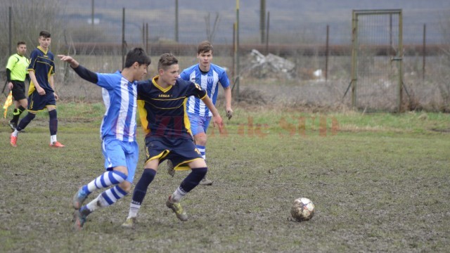 Juniorii de la CSS B (echipament de culoare închisă) nu au reuşit să ţină ritmul cu CSU B (foto: Alexandru Vîrtosu)