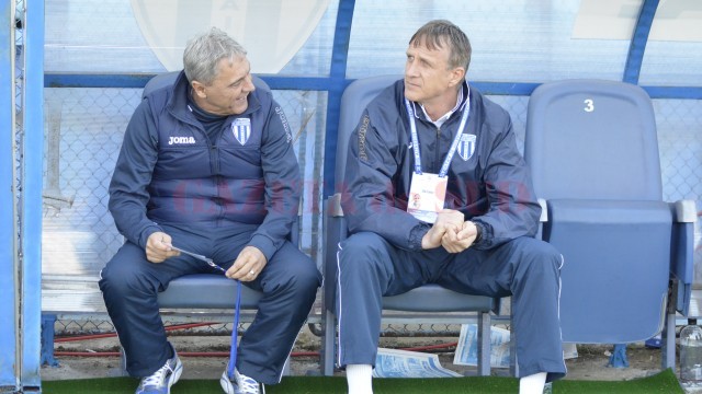 Emil Săndoi (dreapta) este mândru că echipa sa a ajuns la 17 meciuri fără înfrângere în campionat (foto: Alexandru Vîrtosu)