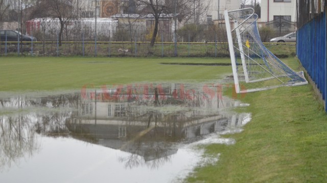 Suprafaţa terenului a fost acoperită cu apă în proporţie de 40% (foto: Alexandru Vîrtosu)