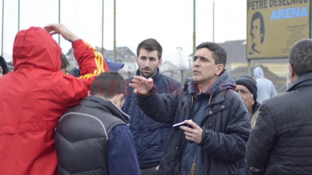 Silviu Bogdan i-a convins cu greu pe oaspeţi ca partida să se dispute mâine (foto: Alexandru Vîrtosu)