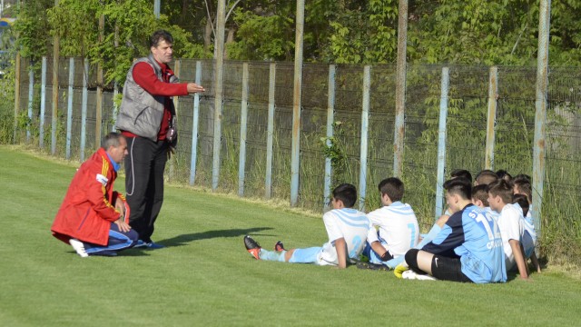 Antrenorii Mugurel Gușatu (în picioare) și Marian Calafeteanu au avut rezultate bune cu juniorii CSU la turneul amical de la Timișoara (foto: Alexandru Vîrtosu)