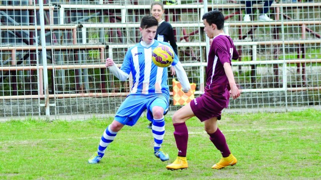 Alexandru Popescu (la minge) a fost unul dintre cei mai buni jucători din dubla cu CSS Severin (Foto: Alexandru Vîrtosu)