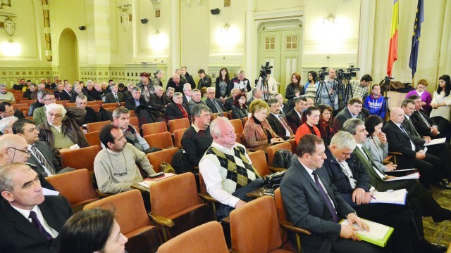 Primarii din Dolj, chemaţi vineri la Colegiul Prefectural, au aflat că sunt obligaţi să construiască padocuri şi să prindă şi microcipeze câinii alungaţi de stăpâni din curţi. Edilii au fost informaţi şi că vor rămâne fără banii din subvenţia pe pajişti, dar în schimb pot primi înapoi fondurile cheltuite din bugetul local pentru extinderea reţelelor de apă şi canalizare. (FOTO: Lucian Anghel)