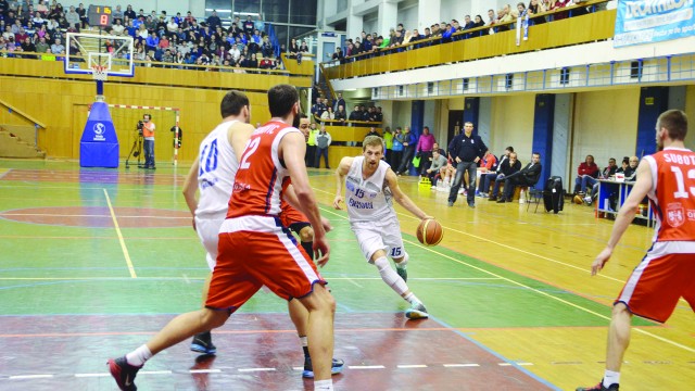 Djordje Micic (la minge) a adus victoria oltenilor în ultima secundă a partidei cu Oradea (Foto: Claudiu Tudor)