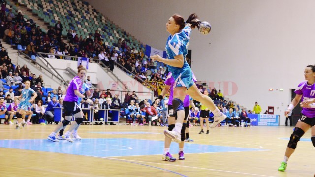 Bianca Tiron (la minge) a contribuit decisiv la victoria Craiovei, marcând 11 goluri (Foto: Arhiva GdS)