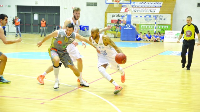 Travis Bureau (la minge) și fostul său coechipier de la Craiova, Nikola Vucurovic (nr. 13) se vor lupta pentru un loc în semifinalele Ligii Balcanice (Foto: Claudiu Tudor)