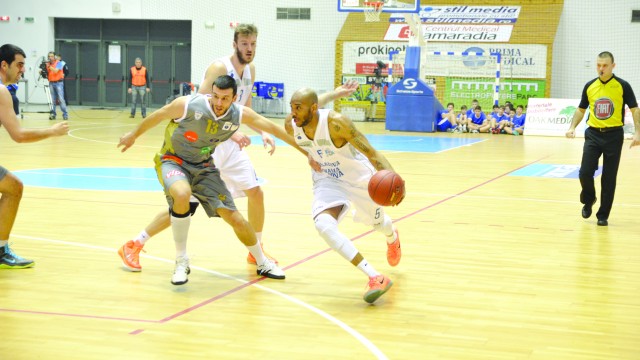 Travis Bureau (la minge) și fostul său coechipier de la Craiova, Nikola Vucurovic (nr. 13)  se vor lupta pentru un loc în semifinalele Ligii Balcanice (Foto: Claudiu Tudor)