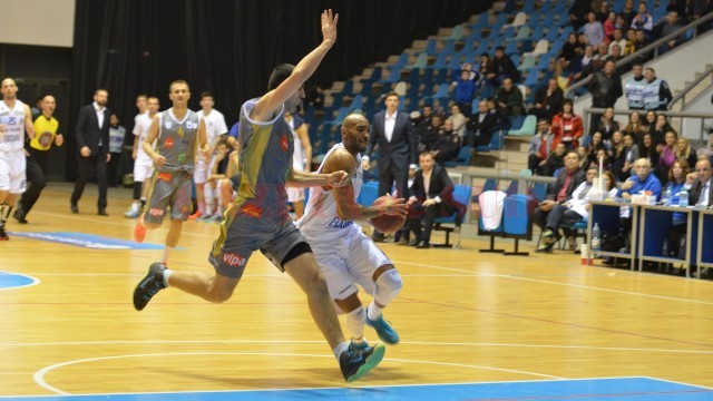 Travis Bureau (la minge) a fost principalul marcator al echipei craiovene, cu 19 puncte înscrise (foto: Claudiu Tudor)