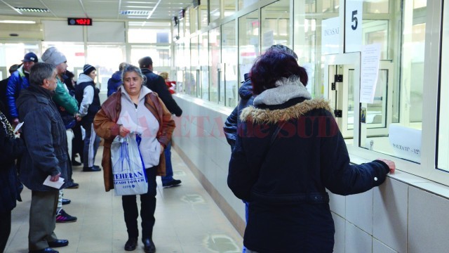 Mii de craioveni care şi-au plătit deja dările către primărie au primit acasă plicuri în care erau informaţi că au de achitat anumite sume de bani către bugetul local. Primăria a plătit peste 300.000 de lei unei asocieri de firme pentru redactarea şi distribuirea respectivelor plicuri. (Foto: GdS)