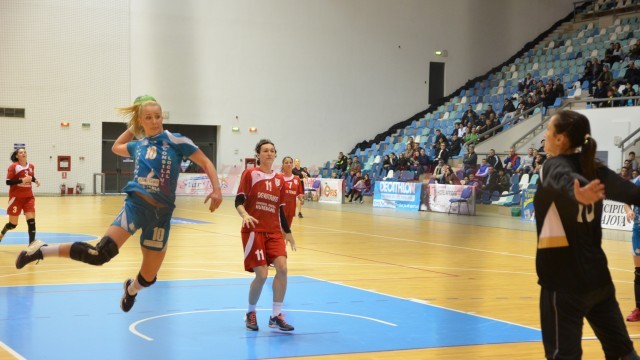 Ane Eidem (la minge) a marcat şase goluri în partida cu Deva (foto: Claudiu Tudor)