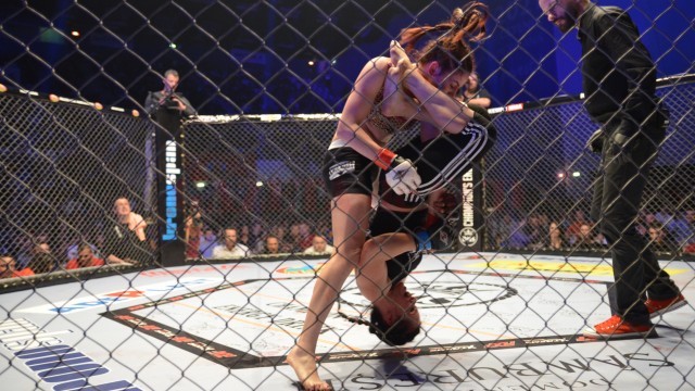 Olteanca Diana Belbiţa (şort negru) a învins-o la puncte o sportivă din Ungaria