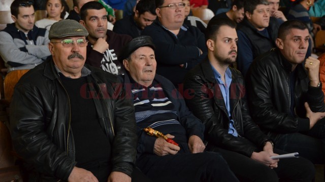 Fostul antrenor Mihai Goanţă (în centru), cel în cinstea căruia s-a organizat competiţia de box, a primit o statuetă de la fostul său elev, Liviu Stan (foto: Lucian Anghel)