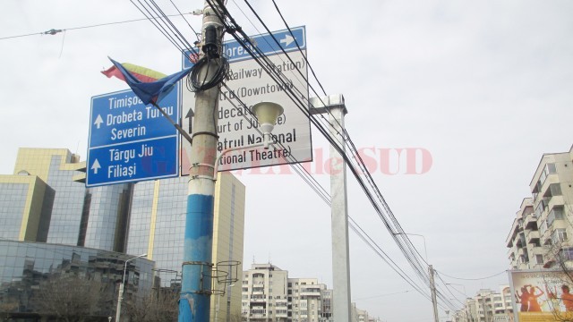 Consolele metalice ale indicatoarelor și-au făcut loc printre cablurile electrice (Foto: GdS)