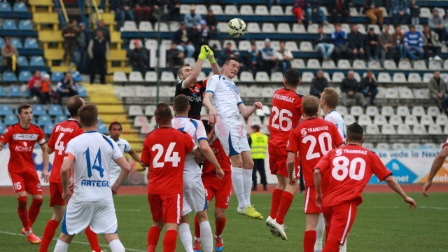 Pandurii (în alb) vor încerca să „repare” problemele într-un amical cu CSM Vâlcea (foto: panduriics.ro) 